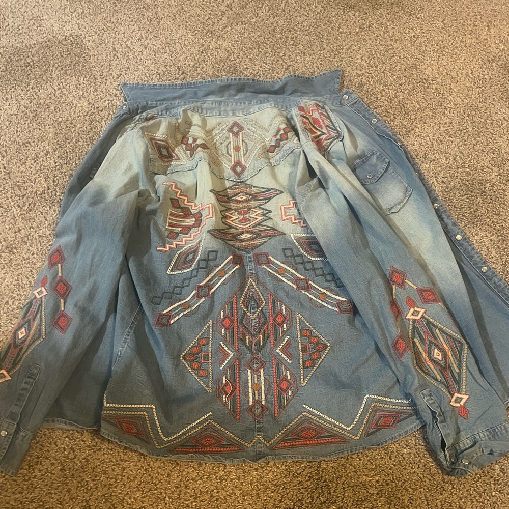 Embroidered/embellished Pearl snap denim button up!